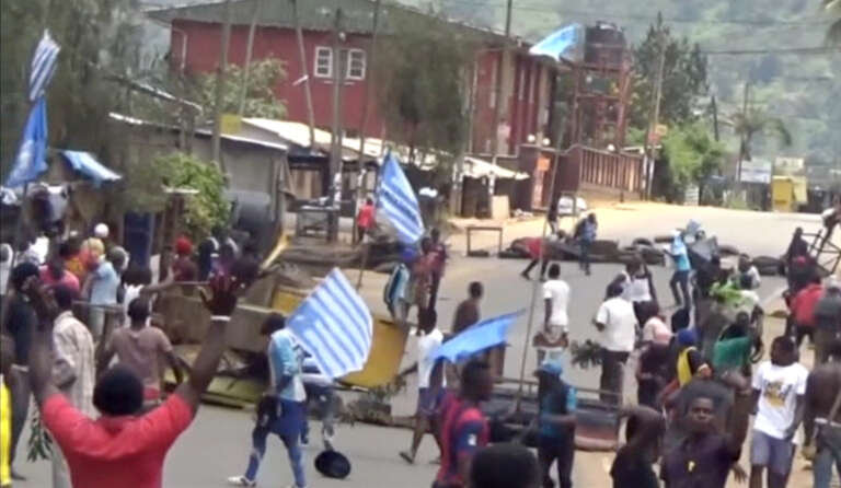 Le 1er october 2017, des Camerounais anglophones ont dressé des barricades dans les rues de Bamenda et proclament leur « indépendance » symbolique sur les réseaux sociaux et dans la rue, arborant le drapeau de leur Etat rêvé : l’Ambazonie. (Capture d’écran)