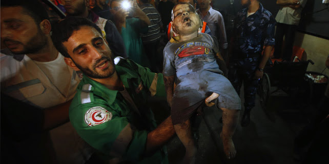 Un hombre porta el cuerpo de la niña de dos años abatida por el fuego israelí este martes, en la franja de Gaza. REUTERS/Mohammed Salem