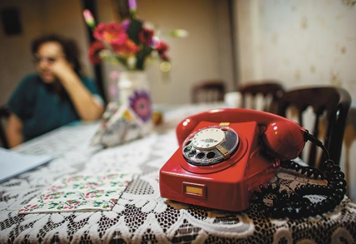 <h1>Füzy néni lakásában egy bőröndnyi régi újság mellett egyetlen megmaradt tárgya, egy telefon emlékeztet a tragédiára (Németh András Péter felvétele)</h1>