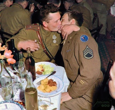 Soldados de EEUU y la URSS celebrando la victoria