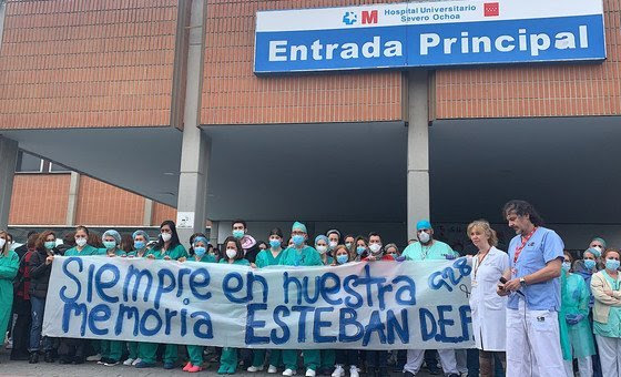 Tributo a uma enfermeira que perdeu a vida com Covid-19 em um hospital em Madri, em abril.