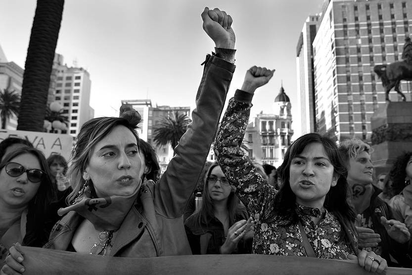 Concentración del movimiento Feministas en Alerta y en las Calles, ayer frente a la Torre Ejecutiva, en la plaza Independencia. / Foto: Santiago Mazzarovich