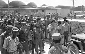 el-comandante-juan-almeida-junto-a-las-milicias-y-el-ejercito-rebelde-despues-de-haber-aplastado-a-los-invasores-en-playa-giron El comandante Juan Almeida en los días de Playa Girón