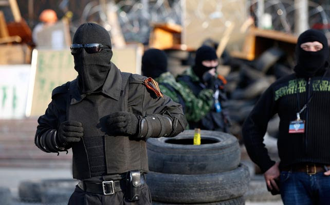 Un militante prorruso monta guardia frente a un edificio gubernamental en Donetsk.