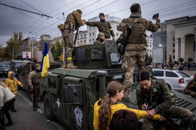 Người dân chào đón các binh sĩ Ukraine tại trung tâm thành phố Kherson, tỉnh Kherson, hôm 16/11. Ảnh: Washington Post.