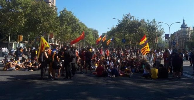 Los estudiantes cortan la Diagonal y la Gran Via de Barcelona por el 1-O