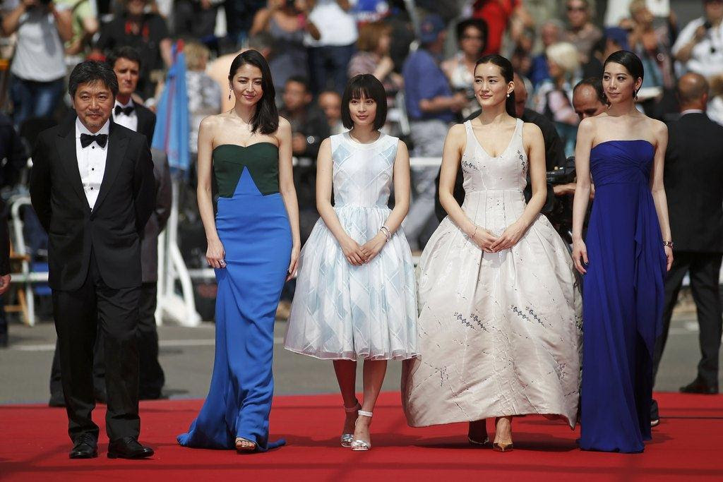 レッドカーペットを歩く是枝裕和監督と長澤まさみ、広瀬すず、綾瀬はるか、夏帆(左から)=14日、仏カンヌ(ロイター)