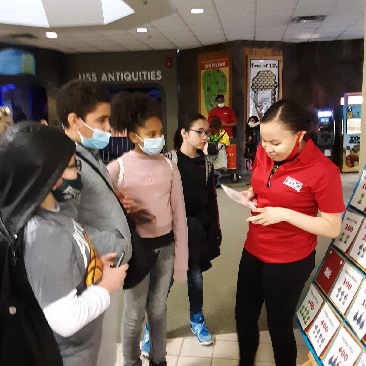 students at zoo playing zoopardy