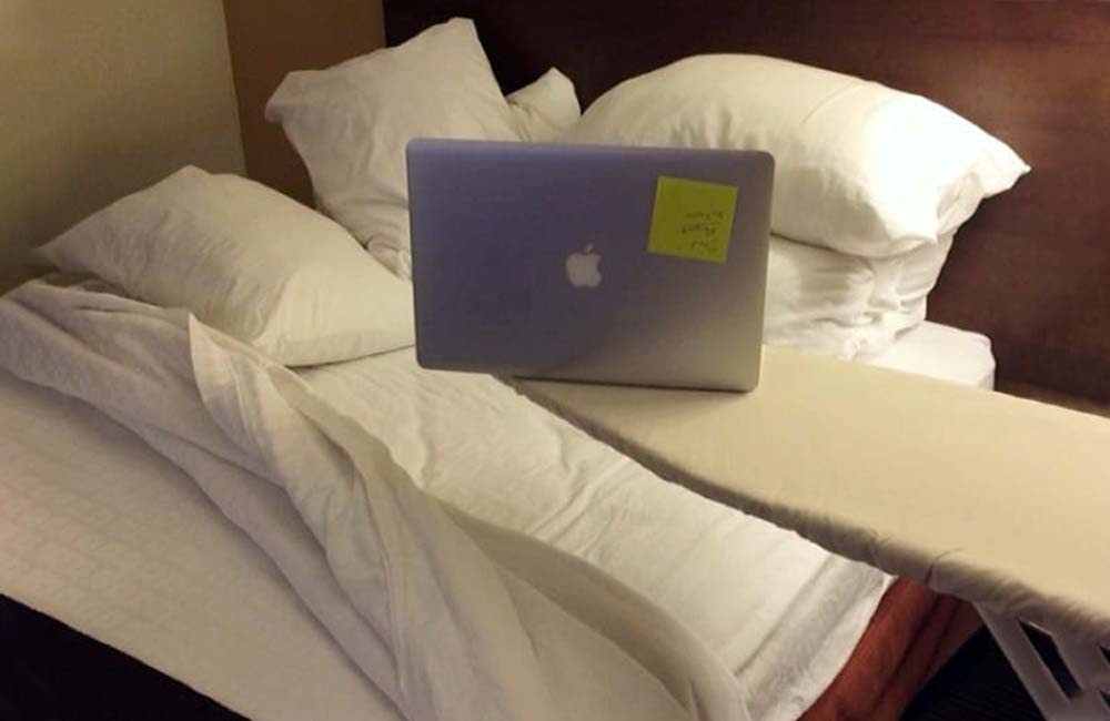 Bedside Laptop Desk @twylaklife / Instagram.com