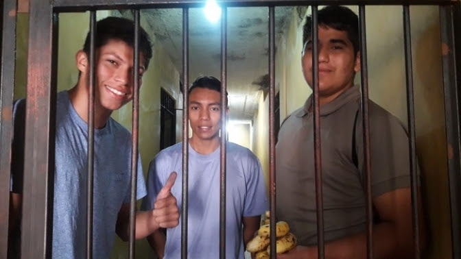 Fotografía de los tres estudiantes Rolando Melghem, Misael Martínez Flores y Carlos Eduardo Hernández, en las celdas de la Policía Metropolitana Número Uno, la mañana de 07 de diciembre de 2018