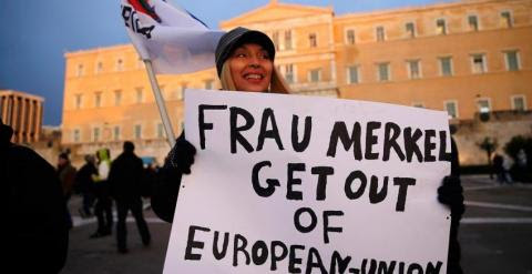 Lema contra la canciller Angela Merkel durante una protesta contra las medidas de austeridad frente al Parlamento grIego. - REUTERS