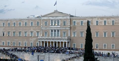 Miles de personas se han concentrado junto al Parlamento griego, en la plaza Syntagma de Atenas, a favor de la permanencia del país en la zona euro. REUTERS/Alkis Konstantinidis