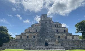 Vista actual del Edificio de los Cinco Pisos del sitio arqueológico del Edzná. Este sitio cuenta actualmente con una veintena de edificios distribuidos en una superficie de nueve hectáreas. Es uno de los sitios arqueológicos más visitados de México. 