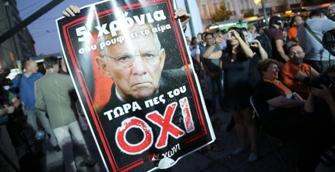 Uno de los carteles con los que Syriza hizo campaña por el "no" llevaba impresa la cara del alemán Schäuble, muy impopular en Grecia. Kay Nietfeld (EFE)