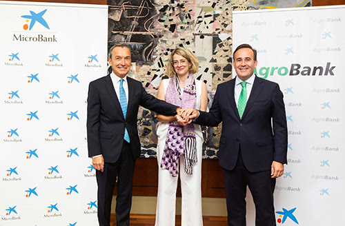 FADEMUR firma un convenio de colaboración con MicroBank para ofrecer microcréditos a proyectos de emprendimiento rural