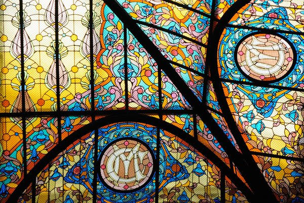 路易斯·康福特·蒂芙尼是著名珠宝商蒂芙尼的创始人之子，于85年前的今天去世。他作为一名艺术家和设计师获得了属于自己的成功，他以彩色玻璃作品著称。