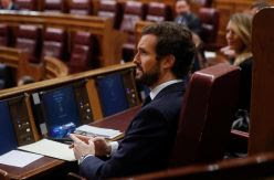 Casado se desmarca de la "lealtad" al Gobierno: rechaza el plan anticrisis y empieza a aliarse con Vox en el Congreso