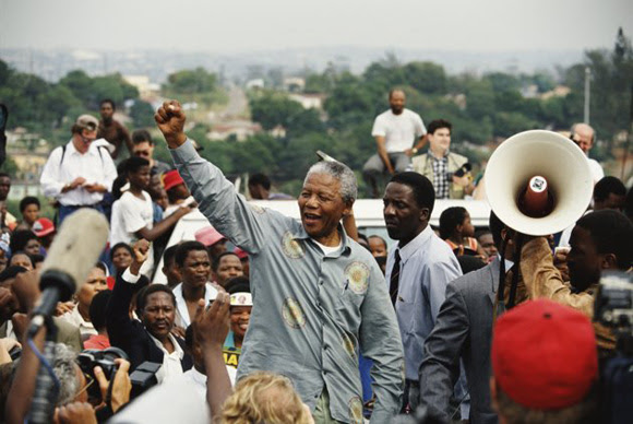 Nelson Mandela levanta el puño ante sus seguidores.