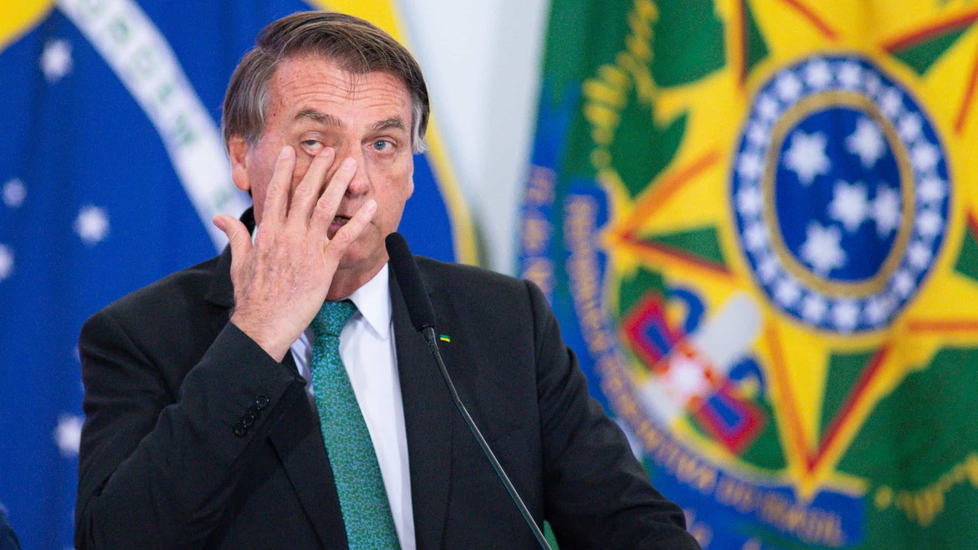 Slogan de Bolsonaro é criticado por ser longo e com palavras negativas