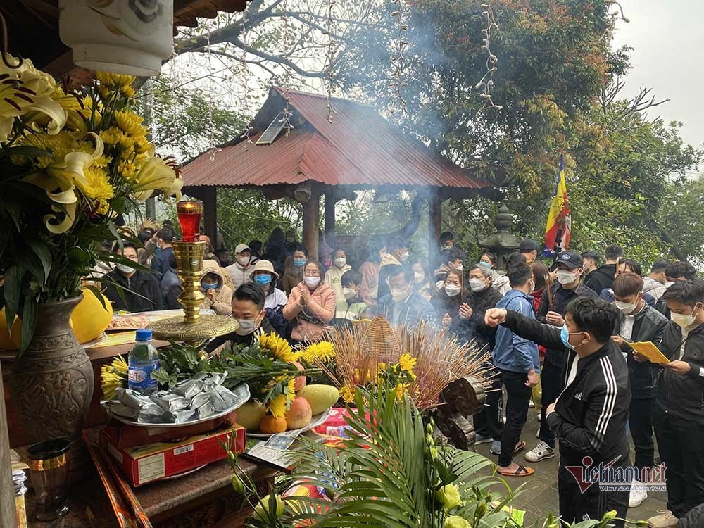 Xoa mòn tượng 'thần hổ' ở chùa Hương Tích cầu hết bệnh