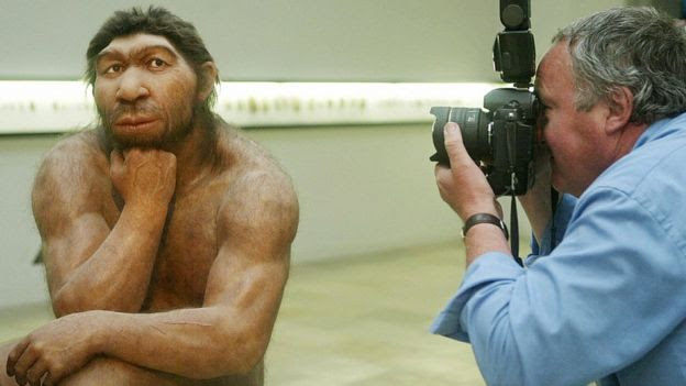 Homem fotografa reprodução de neandertal