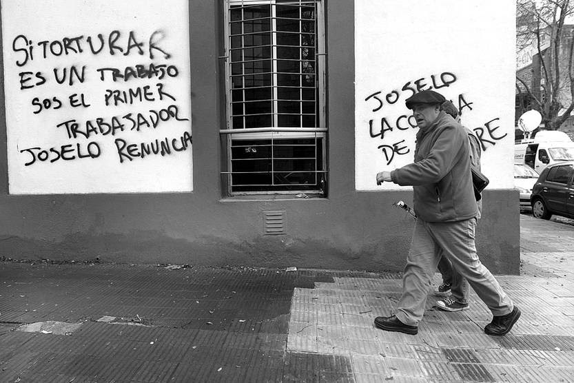 Pintadas, ayer, en la esquina del PIT-CNT. Foto: Santiago Mazzarovich