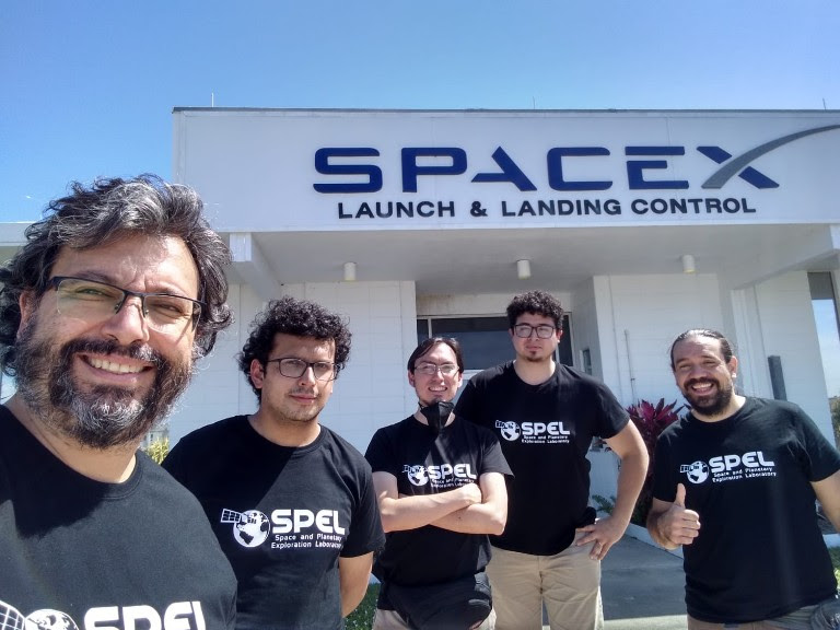 Parte de equipo del Laboratorio de Exploración Espacial y Planetaria (SPEL) en las instalaciones de SpaceX, Florida (EE.UU.).