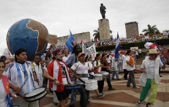 Estudiantes latinoamericanos desfilan a ritmo de la murga en el Día Internacional de los Trabajadores, en la plaza Ernesto Che Guevara, en Santa Clara, provincia Villa Clara, Cuba, el 1ro. de mayo de 2015. AIN FOTO/Arelys María ECHEVARRÍA RODRÍGUEZ