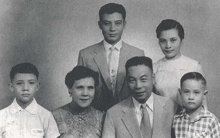 Faina và Tưởng Kinh Quốc cùng 4 người con của họ. Ảnh: SCMP.