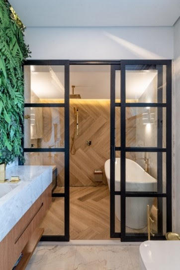 Nessa suntuosa sala de banho executada pela arquiteta Mari Milani, o bem-estar com o banho proporcionado pelo chuveiro de teto é complementado pela banheira freestanding | Projeto: Mari Milani | FOTO: Erika Urbino