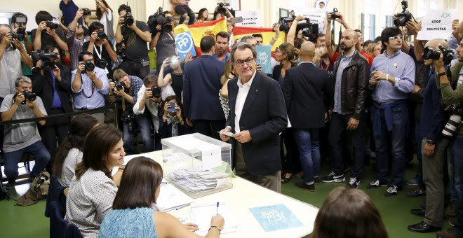 El president de la Generalitat, Artur Mas, antes de depositar su voto en su colegio electoral en Barcelona. REUTERS/Andrea Comas