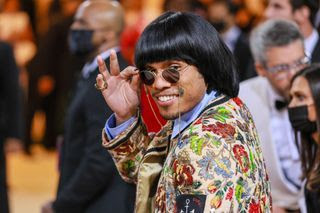 El corte estilo retro bowl del cantante y productor americano no pasa desapercibido. ¿Listo para enseñarle esta foto a...