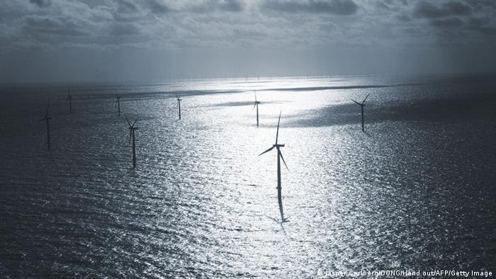 Parque de energia eólica no Mar do Norte, perto da costa da Dinamarca