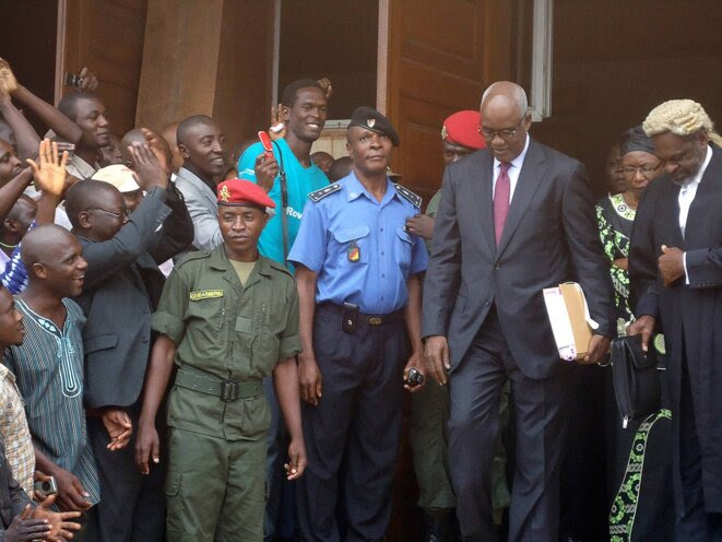 Yaoundé, le 16 juillet 2012, L’ex-ministre camerounais de l'intérieur Marafa Hamidou Yaya quitte le tribunal lors de son procès pour détournement de fonds publics dans l'affaire d'un scandale concernant l'acquisition d'un avion présidentiel. © Photo Reinnier Kaze / AFP