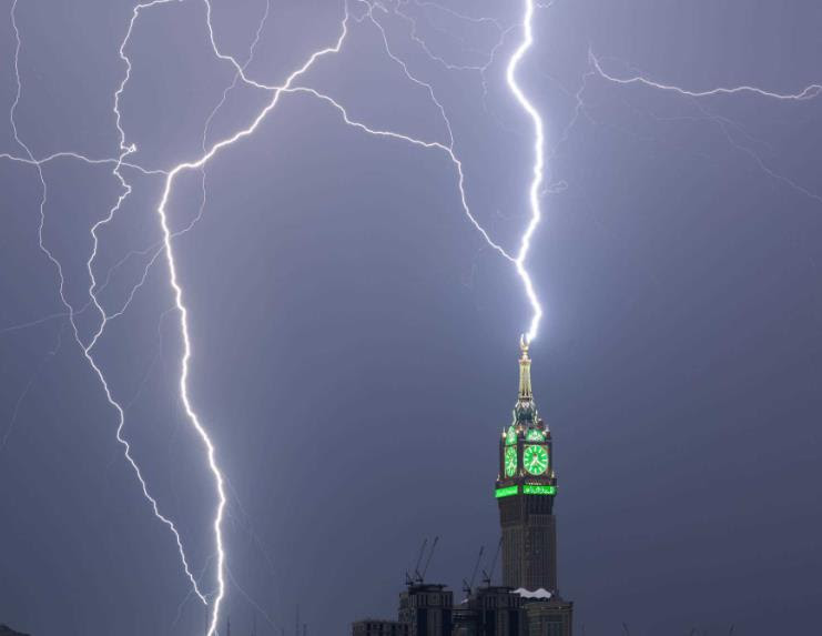 شاهد لحظة ضرب صاعقة لبرج الساعة في مكة المكرمة