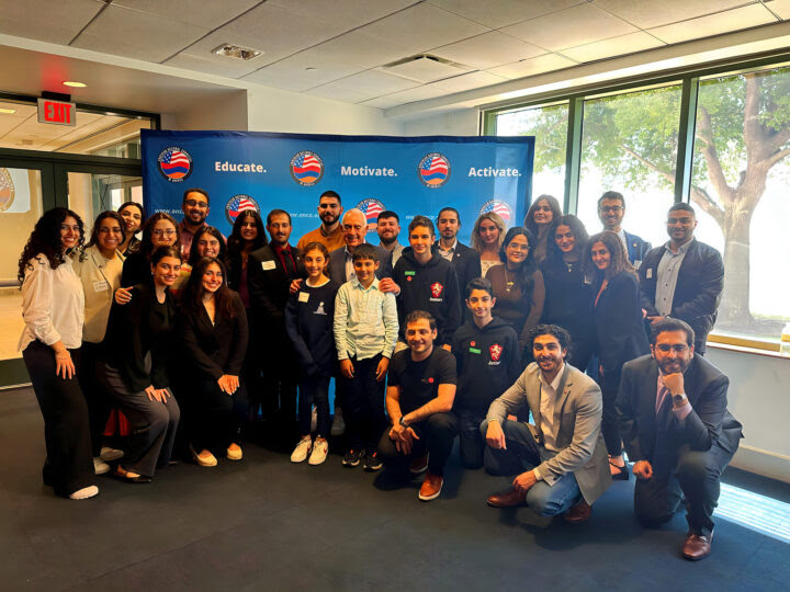 Khachigian avec les anciens du programme jeunesse AYF et ANCA