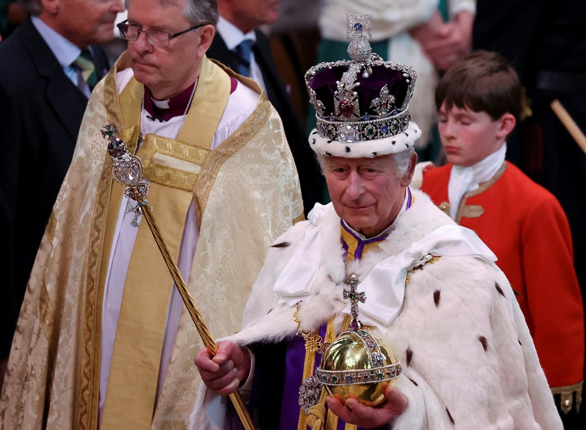Vua Charles III của Anh trong lễ đăng quang tại Tu viện Westminster, London, Thứ Bảy, ngày 6 tháng 5 năm 2023. REUTERS/Phil Noble/Pool