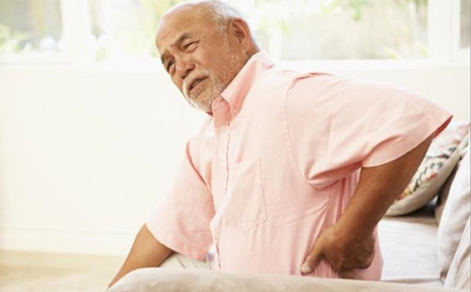 Nếu nhà bạn có người cao tuổi, nhắc họ tuyệt đối không làm 8 việc hại sức khoẻ này