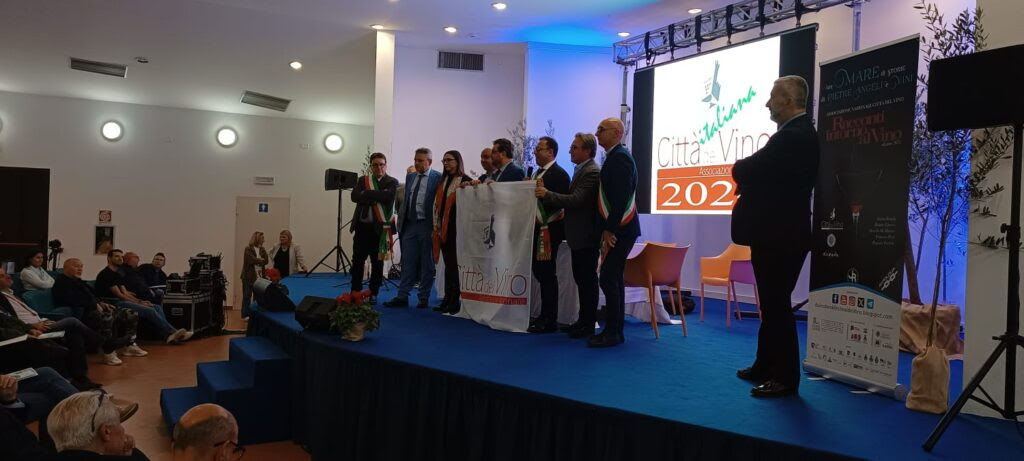 Menfi . un momento della conferenza con persone che parlano