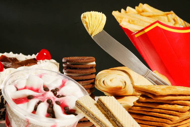 Entre os alimentos que contêm gordura trans estão bolachas recheadas, cream-cracker, margarina, batata frita de fast-food, sorvete, bolos, croissant, entre outros 