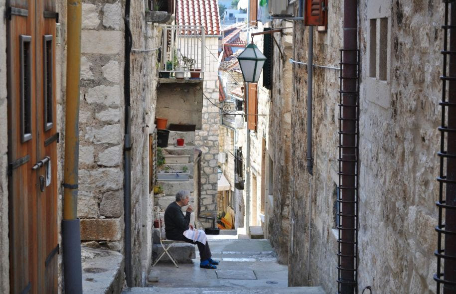 La ville de Split est un labyrinthe à échelle humaine, tantôt à ciel ouvert, tantôt fermé, agrémenté de nombreuses marches et de ruelles étroites. La ville de Split est un labyrinthe à échelle humaine, tantôt à ciel ouvert, tantôt fermé, agrémenté de nombreuses marches et de ruelles étroites.