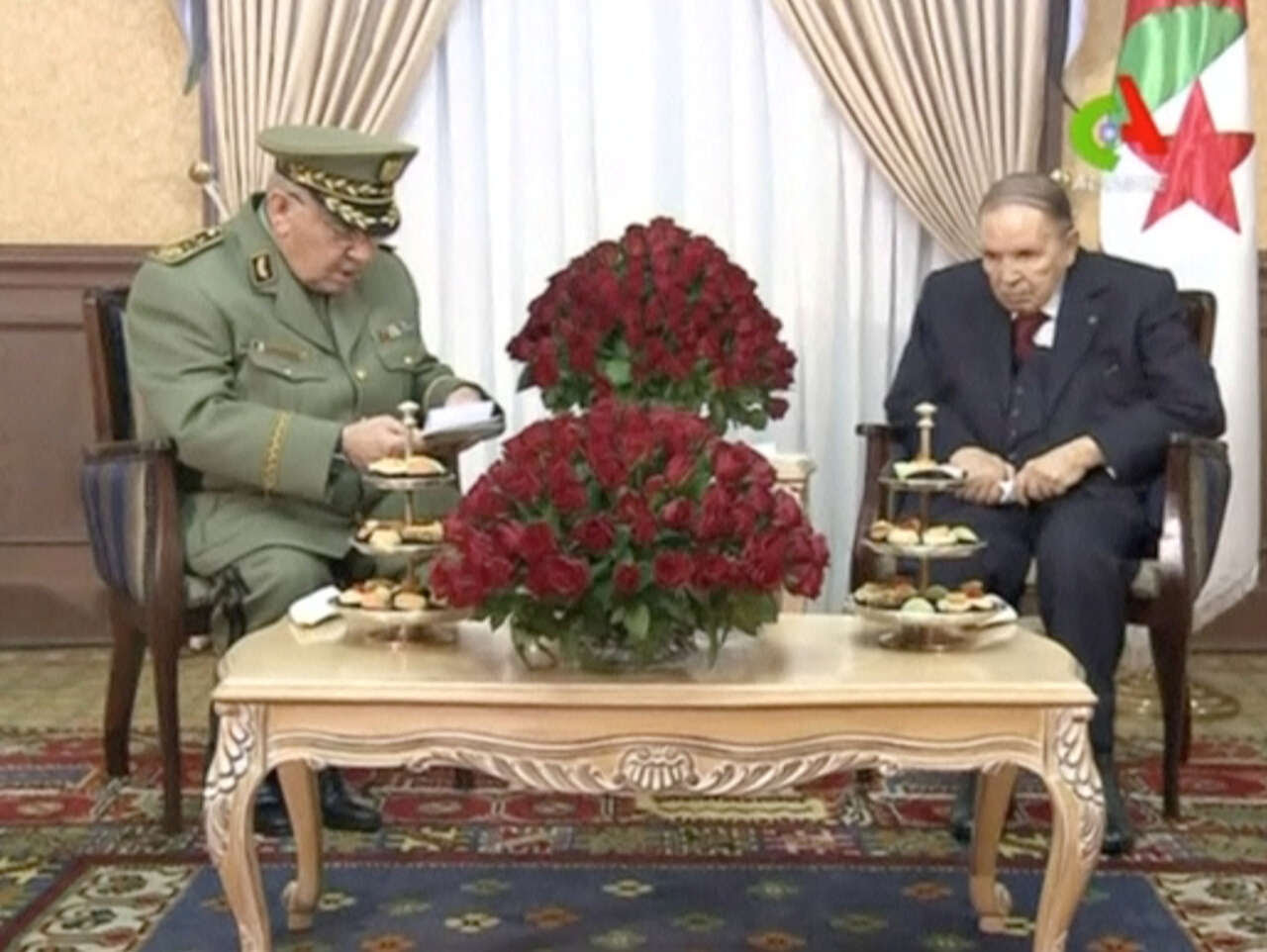 Le chef d’état-major de l’armée, Gaid Salah (à gauche), avec le président Abdelaziz Bouteflika, le 11 mars 2019.