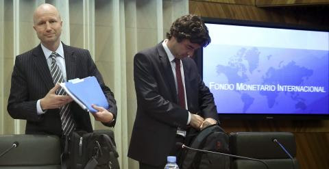 El jefe de la Misión del FMI para España, Helge Berger, junto al economista senior del FMI Sebastián Sosa, en la presentación del informe sobre la economía española. EFE/Chema Moya
