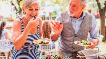 Dieta del mayor en verano: menús y recetas para el calor