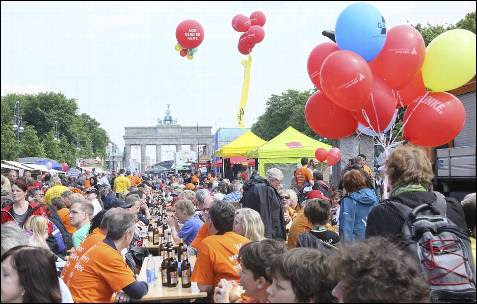 Centenares de personas participan en las celebraciones del Primero de Mayo en Berlín, Alemania.