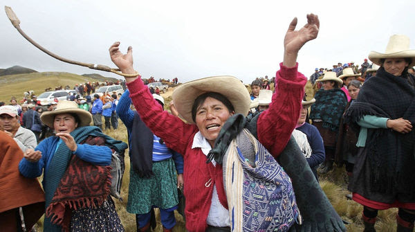 Mujer cajamarquina defendiendo con la comunidad la laguna El Perol en Cajamarca Perú 2011
