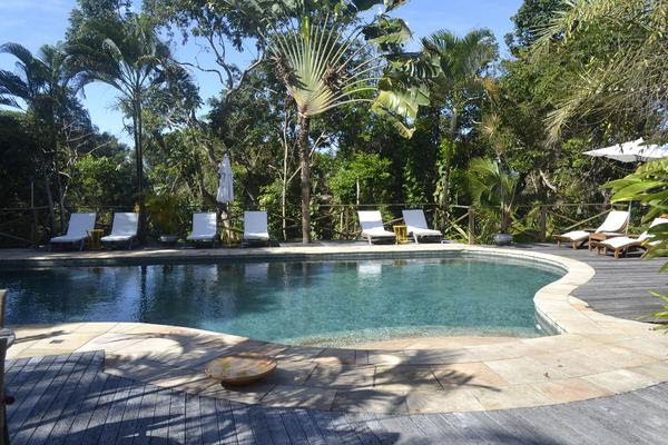 Piscina da pousada Mangabeiras bem estar cercado pela natureza (Divulgação)