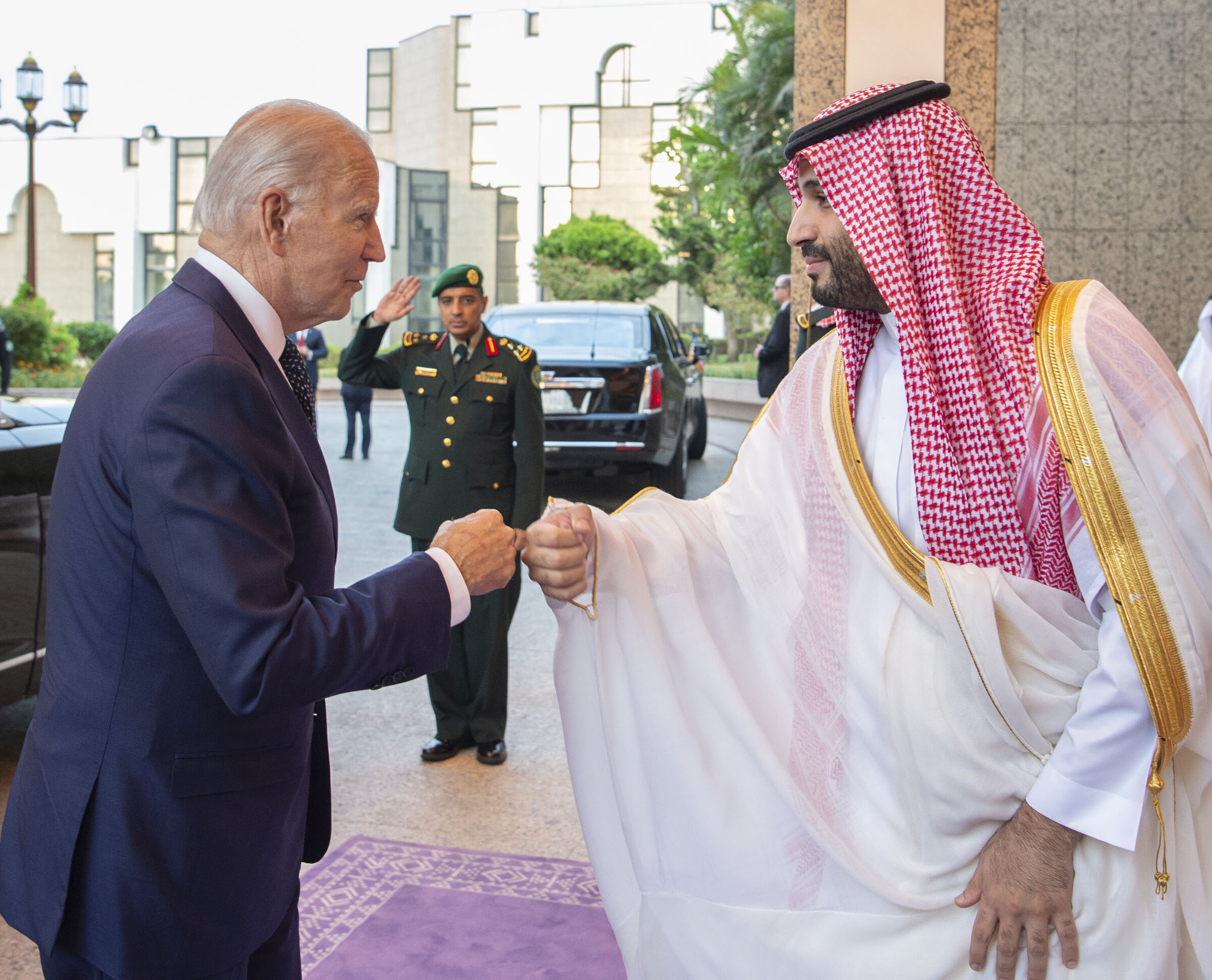 Tổng thống Mỹ Joe Biden (trái) và Thái tử Arab Saudi Mohammed bin Salman tại Cung điện Hoàng gia Alsalam ở Jeddah hôm 15/7. Ảnh: AFP.