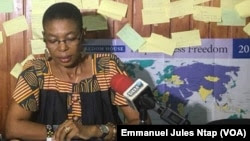 Maximilienne Ngo Mbe, directrice exécutive du Redhac, Réseau des défenseurs des droits humains en Afrique centrale, au cours d’une conférence de presse à Douala, au Cameroun, le 5 février 2018. (VOA/Emmanuel Jules Ntap)