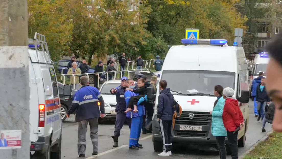 Un hombre con una esvástica en su ropa mata al menos a 15 personas en una escuela rusa